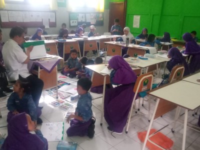 Ekstrakurikuler Menggambar dan mewarnai