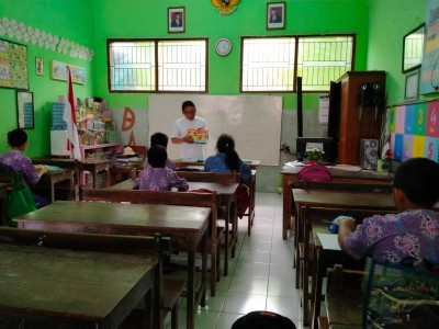 Ekstrakurikuler Menggambar dan mewarnai